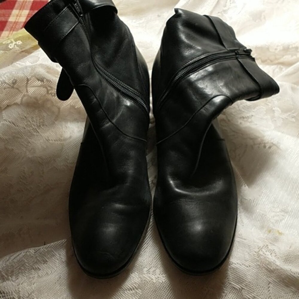inNIU Italian black soft leather ankle boots size 8.5 or 42 Italian